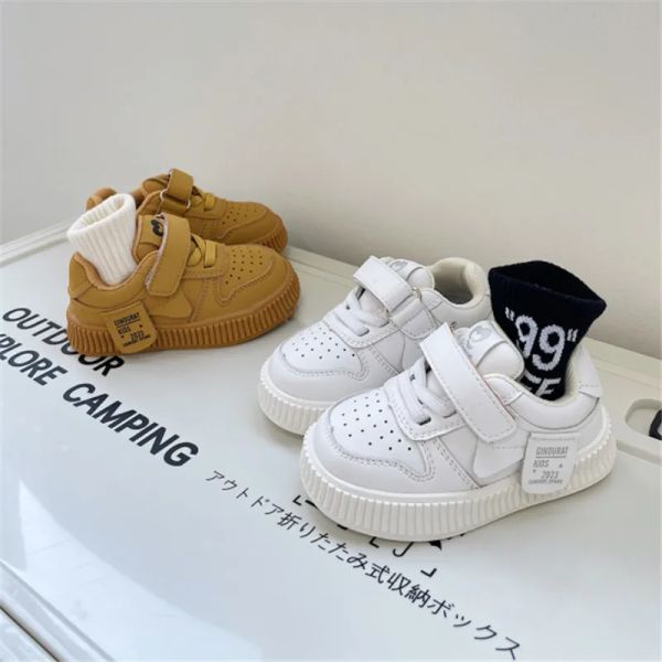Sneakers 2023 Nouveaux chaussures bébé automne pour garçons en cuir pour enfants pour enfants chaussures décontractées doux semelle extérieure blanc tennis de mode filles baskets