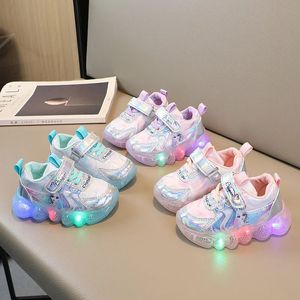 Baskets 2023 printemps et automne fille bébé chaussures lumière LED garçon maille surface respirant enfants à semelles souples sport 231007