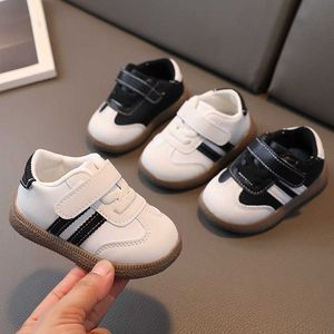 Zapatillas de deporte 2023 zapatos de tablero de cuero nuevos para niños de primavera y otoño para niñas versátiles pequeños niños blancos edición coreana h240510