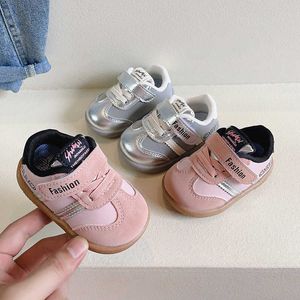 Sneakers 2023 lente en herfstseizoen nieuwe zachte zool kinderschoenen voor meisjes sport ademend papa lederen paneel H240509