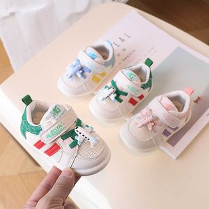 Zapatillas de zapatillas 2023 primavera nueva malla doble suave bebés y zapatos para caminar para niños pequeños anti -slip informal White para niños H240513
