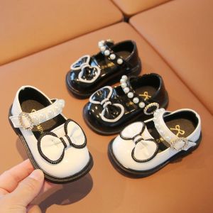 Sneakers 2023 Chaussures de petite fille printemps d'été noir doux doux et mignon pour tout-petit Mary Janes chaussures pour tout-petit belles chaussures en cristal gamin f11191