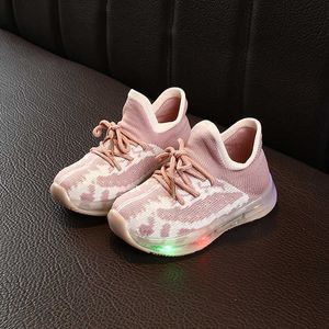 Sneakers 2023 lente/zomer nieuwe kinderschoenen schoenen meisjes lichtgevende knipperende kokosnootheren sokken baby wandelen mode H240510