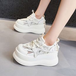 Sneakers 2024 Nouveau Mesh Breathable Femmes Summer Ladies Sports Sandales Plateforme à lacets Fashion Chaussures blanches