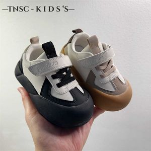 Sneakers 2024 Lente nieuwe Koreaanse editie eenvoudige kinderbordschoenen voor 1-3 jaar oude jongens zachte zool H240510