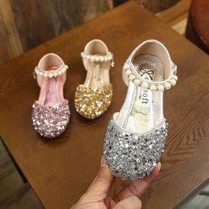 Sneakers 2024 Spring New Korean Fashion Little Girl modieuze en veelzijdige sprankelende prinses single schoenen zomer Pearl High Heels H240513