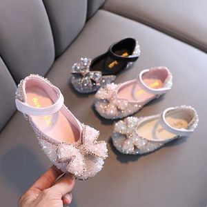 Sneakers 2024 Zomer Koreaanse stijl Casual Girls Butterfly Diamond Kleine medium en grote kinderen Dancing Lederen schoenen Q240527