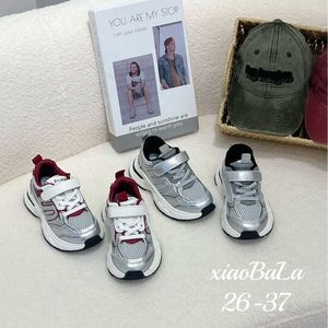 Sneakers 2024 Été Single Net Childrens Sports Chaussures Boys Tendy Girls Sole Sole Sole Papa Léger Student Casual H240511 4DWE