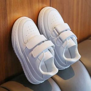 Zapatillas de deporte para niños de las zapatillas blancas de las zapatillas de inicio suave de la moda de fondo suave para niñas deportivas zapatos para niños trampa para correr zapatillas sin deslizamiento Q240527