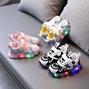 Sneakers Baby Light Up Sneakers For Boys Girls Ademende schoenen 1-6 jaar peuter mesh peuter kinderen lichtschoenen zachte bodem maat 21-30 230203