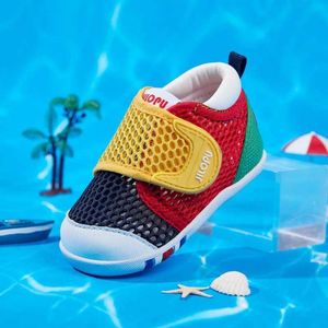 Zapatillas para bebés de zapatillas 2024 Summer hueco suave suave bebé y zapatos para niños pequeños zapatos de malla transpirable zapatos para bebés niñas d240515