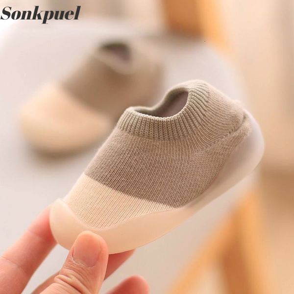 Baskets chaussettes bébé chaussures infantile correspondant aux enfants mignons pour enfants chaussures poupées poupées soft sneaker de plancher bebe bambin filles premier marcheurs 230811