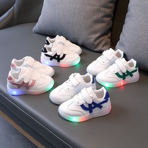 Zapatillas de deporte para niños, zapatillas deportivas informales con luz LED para niños y niñas, botas luminosas deportivas antideslizantes con luz de primavera a la moda 230530