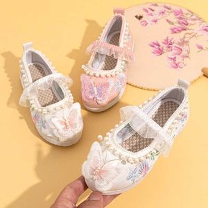 Zapatillas de deporte para niños y niñas, zapatos de tela informales de estilo chino, mulas Hanfu con flores y mariposas y perlas para bebés, R230810