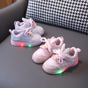 Sneakers Chaussages à LED Chaussures brillantes pour les petites filles en bas âge avec une semelle lumineuse Lumineuse 230906