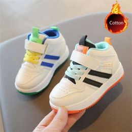 Sneakers Chaussages de sport pour enfants hiver plus velours garçons baskets filles hightop chaussures blanches entraîneurs de loisirs respirants pour enfants chaussures de course