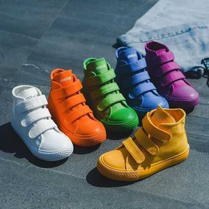Zapatillas para niños lienzo para niñas de nivel superior de nivel superior primavera y otoño zapatos deportivos casuales j240410