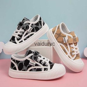 Sneakers Childrens Canvas Shoes 2023 Nieuwe herfst Girls Little Bear Cloth Boys Low Top Board Ademende Casual Sports H240411