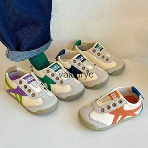 Sneakers Childrens canvas schoenen meisjes sport 2024 lente en herfst nieuwe baby indoor kleuterschool jongens morele training H240507