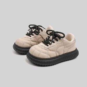 Sneakers Childrens Chaussures de pain de mode personnalisées coréenes 2023 Automne Nouvelles filles épaisses semelles légères Little blanc décontracté H240510