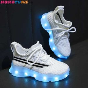 Zapatillas de deporte para niños Luces LED de niñas transpirables zapatos de carreras suaves suaves zapatos deportivos luminosos zapatillas para bebés primavera y otoño nuevo Q240412