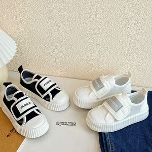 Sneakers kinderschoenen in de lente en zomer dunne stijl dik opgelegen canvas voor jongensmeisjes ademend bord uitgehold kleine witte oudere ch h240513