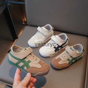 Sneakers Childrens hardloopschoenen 2024 lente en herfst nieuwe mode midden Big Velcro Sports Casual Korean Edition Mens H240507