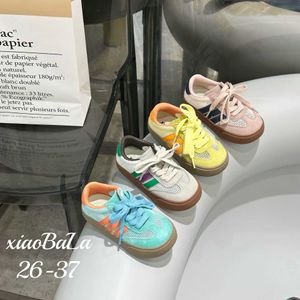 Sneakers kinderschoenen 2024 Zomer nieuwe single mesh gekleurd lage top trendy bord voor meisjes sportjongens casual H240511 ZSR5