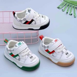 Sneakers Childrens Sports Shoes Lente en herfstseizoen Nieuwe jongens Casual Board Baby Soft Soft Slip Walking H240510