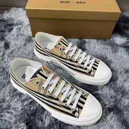 Sneakers katoenen print vintage check designer kleding schoenen voor vrouwen casual lage platte sneaker archief beige burberrilies canvas plaid kalfsleer dames trainers