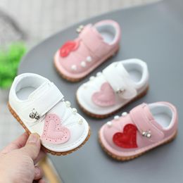 Baskets mignons filles chaussures grinçantes pour bébés beaux design kocassins avec des cloches