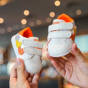 Sneakers schattige zachte zool baby katoen schoenen herfst en winter ademend wandel anti slip kick kleine witte prijs H240509