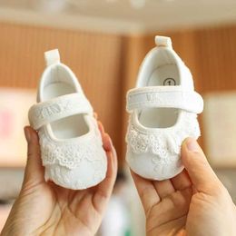 Sneakers schattige witte kanten babymeisje prinsesschoenen mocassins mocs boog franje rubber opgeloste niet-slip schoenen krib 0-18m H240504