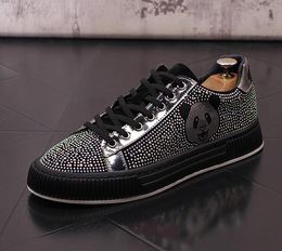 Sneakers Designer Men Cartoon Stamines à glisser à glisser à paillettes Casual Shoe NOUVEAU DANDELION SPIKES PLAT CUIR SHAUTES TH 7918 S