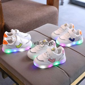 Sneakers Jurk Schoenen 2023 Herfst Nieuwe Meisjes Casual Schoenen Zachte Zool Lichtgevende Schoenen Jongens Sportschoenen Led-verlichting Kinderschoenen Kleine Witte SchoenenH240307