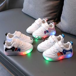Baskets chaussures habillées 2023 printemps nouvelles chaussures simples éclairées par LED pour enfants pour filles chaussures de course pour garçons chaussures de sport éclairées à semelle souple pour enfants H240307