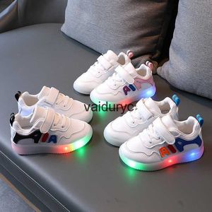 Zapatillas de deporte Zapatos de vestir 2023 Primavera Nuevos zapatos individuales con iluminación LED para niños Zapatos para correr para niñas Zapatos deportivos iluminados con suela suave para niños H240307