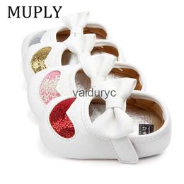Sneakers Fashion Baby Princess Shoes pu Leather First Walker Shinning Love Pattern With Bow Girls Soft Soft pour nouveau-né H240601