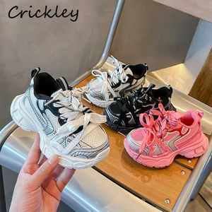 Sneakers Modieuze patchwork sportschoenen voor meisjes en jongens ontwerp mesh klittenband kinderloopschoenen ademende zachte zool kindersportschoenen 240322