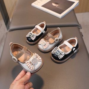 Sneakers meisje baby kleine kinderen schoenen letter vierkante mond cartoon wandelen Koreaanse zachte zool enkele bloemprinses H240509