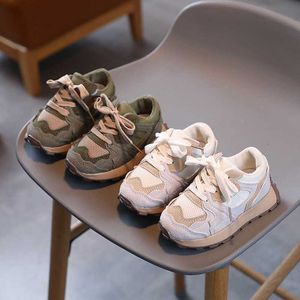 Zapatillas para niñas de zapatillas 2023 primavera y otoño nuevos niños pequeños niños blancos grandes deportes papá tendencia h240514