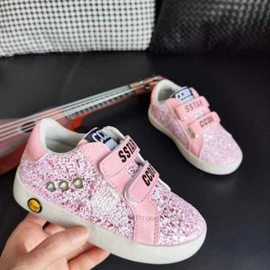 Sneakers Girls Sports Chaussures Spring and Automn Childrens Fashion Brand Roule de choubby courte Baby Baby Casual Glitter Star Soft Somes Q240506