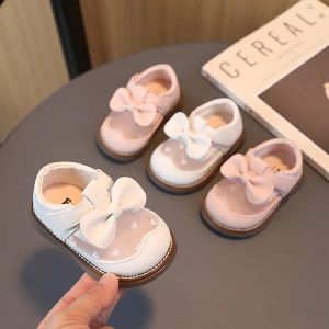 Zapatillas de zapatillas huecos hollteout zapatos de bebé superior niña linda mariposa nknot zapatillas para niñas pequeños nuevos zapatos de fiesta bordados de bordados g02032