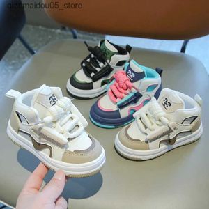 Sneakers Hot verkopen Modieuze jongens en meisjes schoenen Lace Childrens schoenen hoogwaardige babytennispleisters werken en vrijetijds kinderen sportschoenen Q240413