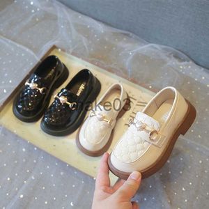 Sneakers Kids Japans Sweet Girl Loafers Zacht ademende niet -slip metal schattige ronde hoofd beige auto stiksel 2022 lente kinderen mode J230818