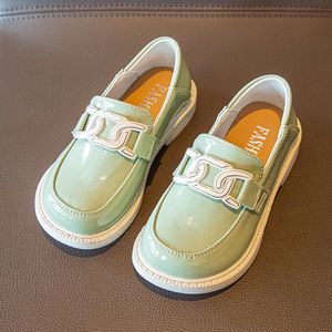 Zapatillas de deporte Mocasines para niñas Primavera Casual Brillante Mary Janes Versátil Gran Bretaña Zapatos verdes antideslizantes Metal Niños Moda 221130