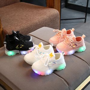 Sneakers Kids Luminous Sneakers 2022 Nouveaux chaussures légères pour enfants printemps et d'été LED FLASHING GARÇONS ET FILLES SAUVAISSEMENTS SAVICAT