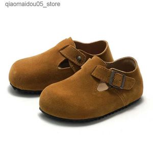 Zapatillas para niños zapatillas para niños zapatos planos de cuero de alta calidad para niños pantanones de barro de punta redonda de muesca niñas sandalias casuales zapatos de gamuza Q240413