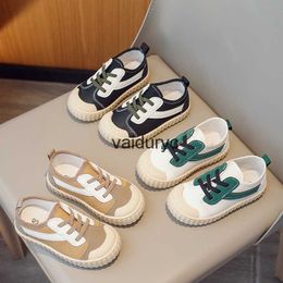 Baskets Chaussures d'intérieur de maternelle chaussures de toile pour enfants chaussures de planche à un pied chaussures blanches pour filles chaussures pour enfants printemps et automne chaussures de biscuit pour bébé H240307
