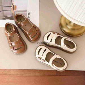 Zapatillas de deporte coreano 2024 infante de verano y niños pequeños sandalias romanas huecas para niñas zapatos de cuero de suela suave de batou cómodo caminando H240411